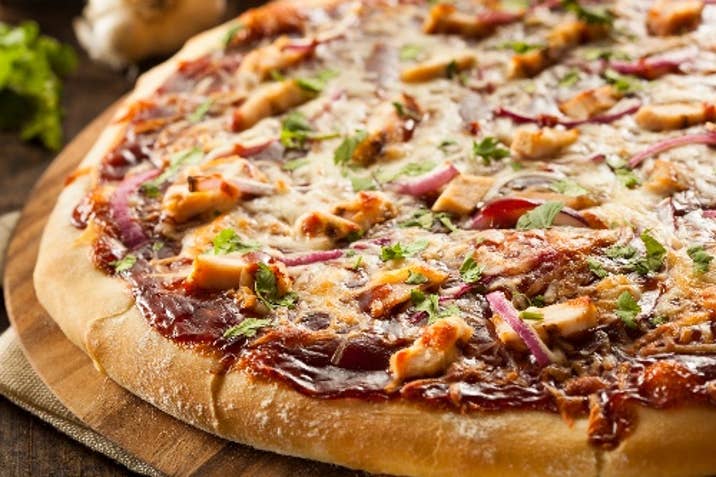 Barbecue Chicken Pizza 500x333 iStock-484811667V2